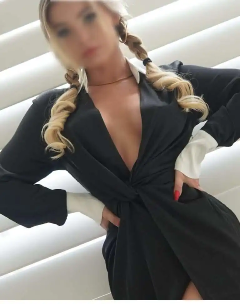 Amina 26